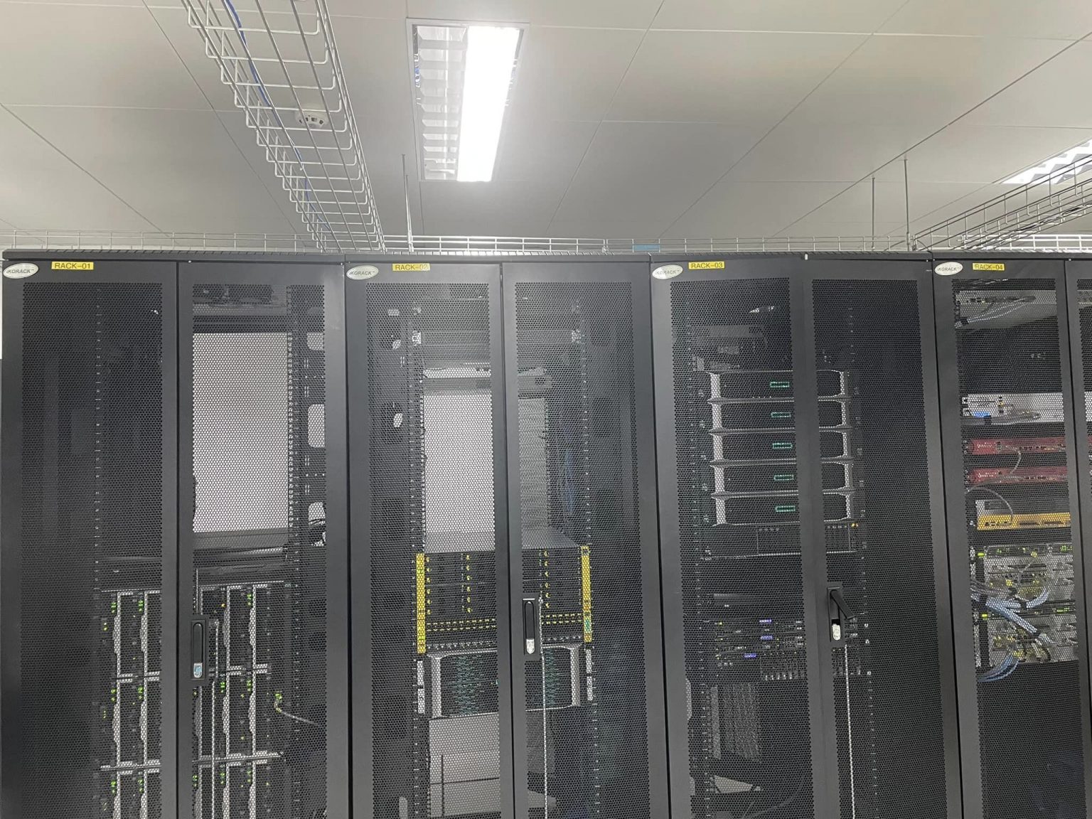 Ultra Rack Southern Buck Tủ rack 42U của Hãng Vertiv APC iKORACK